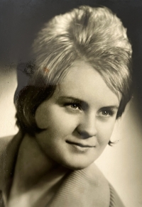 Alena Mikešová, osmnáctiletá