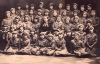 Harcerská (skautská) ženská družina v Mlynově rok 1935 - úplně vpravo klečící Marie Vašková, sestra pamětníka