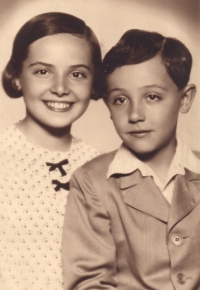 Pamětnice s bratrem v dětství, rok 1942