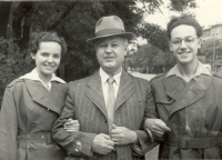 Pamětnice s bratrem a otcem v mládí, rok 1954