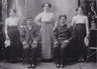 Děti Josefa Širce (nar.  cca 1863) z Frankova se sestřenicí - dívka úplně vpravo je Anna Šircová, matka pamětníka, vedle ní Josef Širc, strýc pamětníka, který jej ukrýval na Frankově