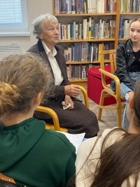 Jana Pecková při nahrávání s dětmi v projektu Příběhy našich sousedů; 2024