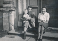 Jan Král s matkou a hokejistou Josefem Malečkem, 1940