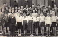 Pamětník v 8. třídě, Aš, 1960, Svatopluk Cagašík první řada první zprava