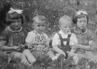 Pamětnice se sourozenci v roce 1959, Alena Sellnerová vpravo, Černošín