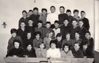 Střední všeobecně vzdělávací škola ve Stříbře, 1964, pamětnice v druhé řadě, druhá napravo
