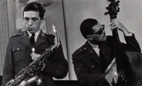 Saxofonista Jiří Stivín a Vincenc Kummer během pražského jazzového festivalu v roce 1969