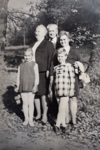 Rodiče Neumannovi s kolegyní, paní Cibulkovou, 1970