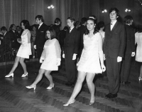 Maturitní ples 1970, pamětnice nejdále od fotoaparátu