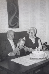 Rodiče pamětnice Neumannovi s jejich nejstarším vnukem, 1983