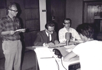 Hlasatelé v Československém rozhlasu – zleva Vladimír Khodl, Dr. Dobroslav Zeman, Karel Sedláček a Mirka Kroftová, 1968