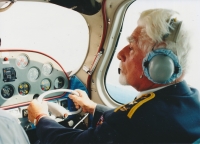 František Fajtl pilotující letadlo při příležitosti svých 85. narozenin, 1997