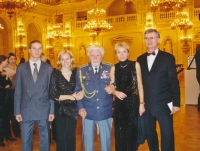 Jitka Režná s manželem, dětmi a svým otcem Františkem Fajtlem, Španělský sál, 16. prosince 2004