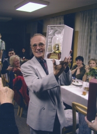 Jan Brumovský s oceněním za práci v Armádním sportovním centru Dukla Praha, 2003