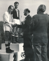 Pamětník při přebírání stříbrných medailí na Letních olympijských hrách v Tokiu, 1964