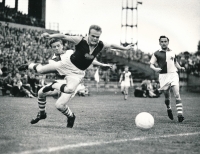 Jan Brumovský v dresu Dukly Praha v ligovém zápasu proti Slavii, 1958, autor fotografie Tóth