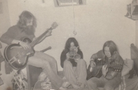 Ivana Šteflová (uprostřed) s manželem, Jaromírem Šteflem, a kamarádkou, Krašovice, 2. pol. 70. let

