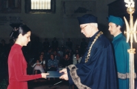 Regina Loukotová během promoce, 1997