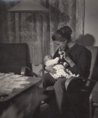 Irena Hirai jako nemluvně s maminkou