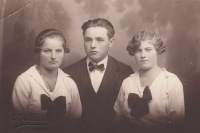 Tatínek František se svojí sestrou Marií, přelom 20. a 30. let 20. století