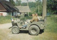 Vlastnoručně sestavený džíp, Horní Luby 2000, pamětník vpravo
