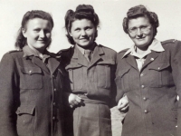 Anastazie s kamarádkou Lídou Reblovou a starší sestrou Emilií