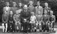 Jaromír Procházka na třídní fotografii, obecná škola Neškaredice, 1947