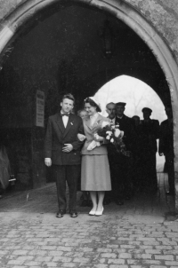 Jaromír Procházka se svou novomanželkou Jiřinou,  rozenou Štoblovou, Vlašský Dvůr, Kutná Hora, 1959
