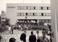 Před Československým rozhlasem v Plzni, srpen 1968