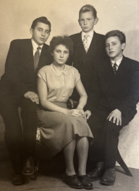 Anna Lišková s bratry Jaroslavem, Josefem a Františkem, kolem roku 1959