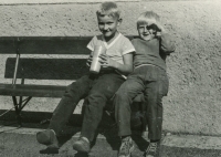 Syn Jiří Urbanec (držící kelímek) na Vodní ulici v Krnově, 60. léta 20. století