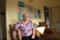 Cecílie Urbancová ve svém domácím prostředí s výtvory svých bývalých žáků a svých potomků