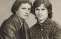 Petr Dušejovský (vlevo) se svým kamarádem Janem Křížem (1970)