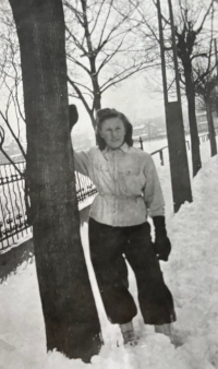 Elfriede Kunze-Concewitz při zimním sportování, Studánka 