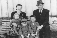 Rodinná fotografie - rok 1944.
- František Uhlíř starší, Marie Uhlířová, František Uhlíř, Petr Uhlíř, Vladimír Uhlíř