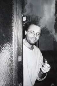 Petr Hromádka před svým bytem, 1989