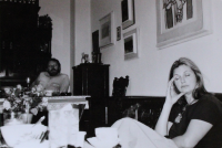 Jiří Zahajský a Kateřina Willigová Frodlová, rozloučení před odletem do Velké Británie, byt na Janáčkově nábřeží, Praha 1984