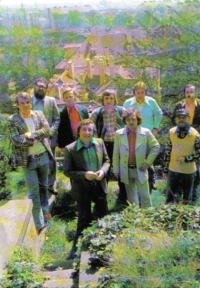 Kapela Ladislava Štaidla doprovázející Karla Gotta, Vincenc Kummer zcela vlevo v zadní řadě, Praha, 1973