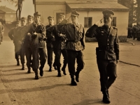 Václav Kášek jako velitel s vojáky