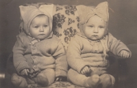 Společná fotografie se sestrou, dvojčetem.  Marta Bělunková (Vašinková) vlevo. Jari Vassinger vpravo. 1948