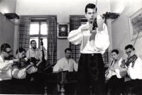 Povinná vojenská služba – hraní lidových písní v armádním vojenském souboru (1965–1967), Vincenc Kummer u okna