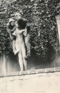 Dragoljub Matić (vpravo) na soše v zahradě Pražského hradu (1966)