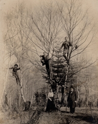 Prarodiče Naděždy Dvořákové Růžena a Čeněk Dvořákovi se svými syny, zleva nahoře: Bohumil, Miloslav, Vladimír, Ratiboř, 1917