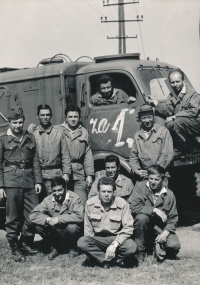 Václav Kášek (sedící v první řadě uprostřed) na cvičení se záložáky v roce 1969