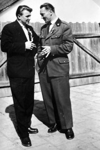 Miloslav Komárek (vlevo) během svatby, 18. března 1961