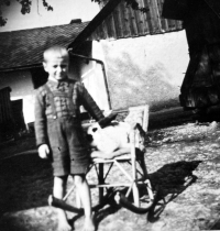 Na dvoře rodného domu ve Včelíně