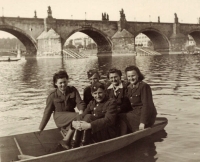Před odjezdem do Žatce na loďce u Karlova mostu (Lída Réblová, sourozenci Kozákovi, Jaroslav Prokůpek)