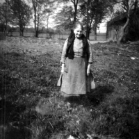 Matka Anny Macečkové Emílie Benešová oblečená v kacamajce a letnici