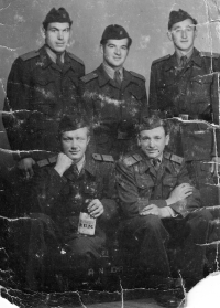 Manžel Anny Macečkové Jaroslav v době vojenské služby v roce 1952 s lahví rumu