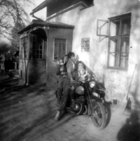 Anna Macečková s dcerami Zdeňkou a Jarmilou v roce 1958